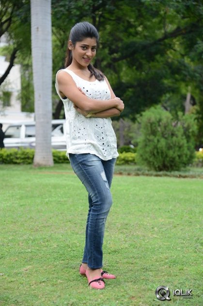 Gayatri-at-Bandhook-Movie-Platinum-Disc-Function